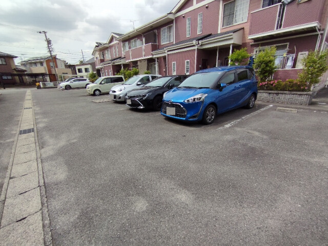 ファン・ハウス２番館の駐車場
