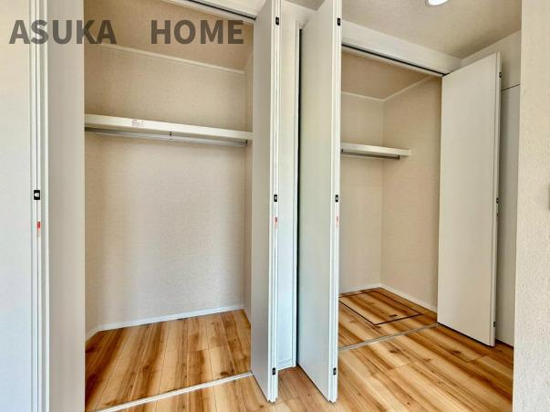 港北区高田西４丁目の収納|8.9帖の洋室のクローゼットの様子です。収納力たっぷりですね。
