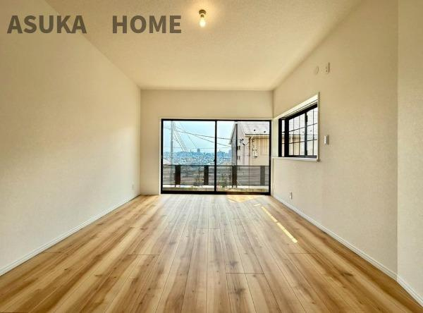 港北区高田西４丁目の洋室|8.9帖の洋室です。２面採光で明るいお部屋になります。
