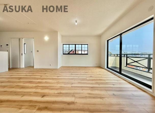 港北区高田西４丁目の居間・リビング|LDKは広い空間です。窓も大きく眺望もよいです。