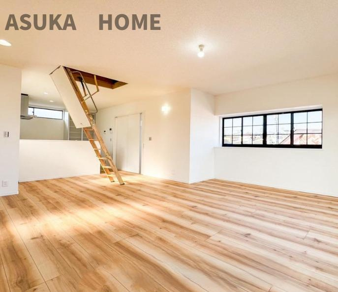 港北区高田西４丁目の居間・リビング|山小屋風の小屋裏収納の階段です。