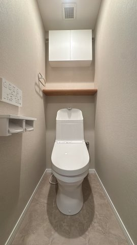 【トイレ】 | グランフォーレラグゼ平尾☆仲介手数料無料☆ | 【清潔感溢れる温水洗浄便座付きトイレ】毎日使う場所だからこそ、清潔感と機能性にこだわりました。便利な温水洗浄便座を完備しており、快適にお使いいただけます。上部には備品整理に便利な収納棚も設置。