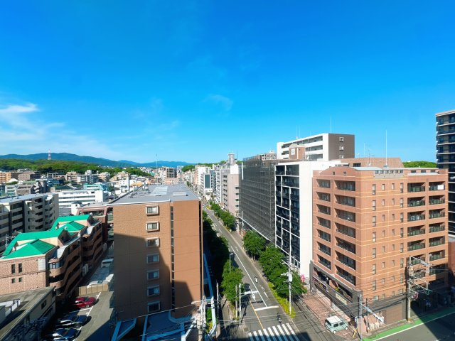 【展望】 | グランフォーレラグゼ平尾☆仲介手数料無料☆ | 】駅近の便利な立地を忘れるような、遮るもののない開放的な景色が広がります。お天気の良い日はバルコニーでティータイムを楽しんだり、おうち時間を豊かに彩る空間です。