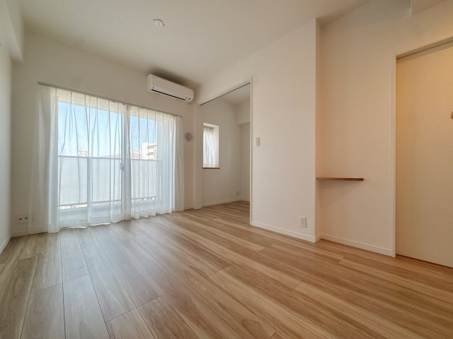 【居間・リビング】 | グランフォーレラグゼ平尾☆仲介手数料無料☆ | 落ち着いた住宅街に馴染む、端正な佇まいのマンションです。管理体制も良好で、日々の暮らしに安心感を与えてくれます。