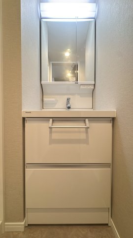 【独立洗面台】 | グランフォーレラグゼ平尾☆仲介手数料無料☆ | 大きな鏡が空間を広く見せ、開放感のある洗面スペースを演出。お出かけ前のヘアセットやメイクもスムーズにこなせます。シンプルで使いやすく、清潔感のあるデザインが魅力です。