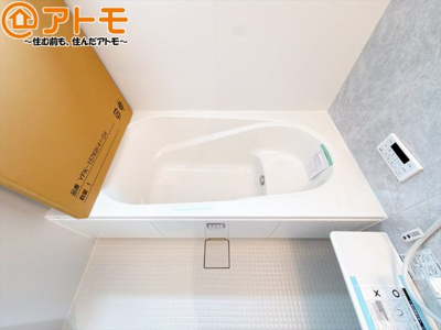 【浴室】 | 葵区瀬名中央4丁目　新築戸建　2号棟 | お子様やお年寄りが使いやすいだけでなく、半身浴にも便利なベンチタイプの湯舟です。お湯の節約にも！