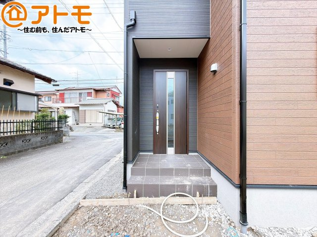 【玄関】 | 葵区瀬名中央4丁目　新築戸建　2号棟 | 落ち着いた色合いの玄関はダブルロックで防犯性に優れた仕様になっています♪