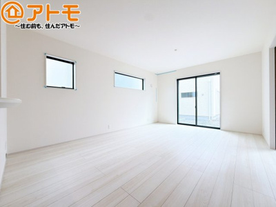 【居間・リビング】 | 葵区瀬名中央4丁目　新築戸建　2号棟 | 日当たりのよいリビングは、一年を通してぽかぽかとしています。家族が自然と集まる空間になりそうですね♪