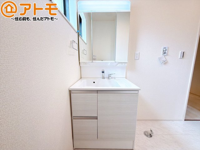 【独立洗面台】 | 葵区瀬名中央4丁目　新築戸建　2号棟 | シャワータイプの洗面台は、洗濯物の土汚れなどの予洗いもしやすいため、お子様のいるご家庭でも大活躍！