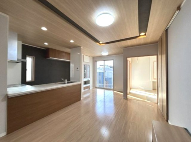 神戸市垂水区山手8丁目の居間・リビング|リビングと和室が隣接しており、繋げてお使いいただくと、より広々とした空間に♪