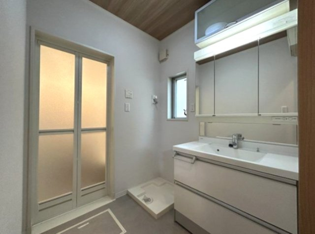 神戸市垂水区山手8丁目の洗面所|白で統一された洗面台は清潔感があります！