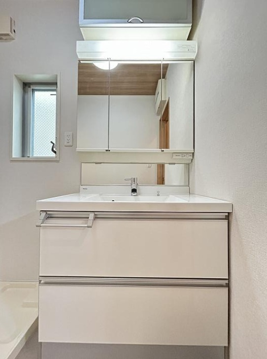 神戸市垂水区山手8丁目の独立洗面台|洗面台は3面鏡になっているため、身だしなみもしっかり確認できます！