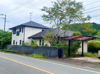 【農地＆離れ付き】香美市香北町韮生野　中古一戸建ての前面道路含む現地写真|緑豊かな住環境。ゆとりある敷地が魅力です♪