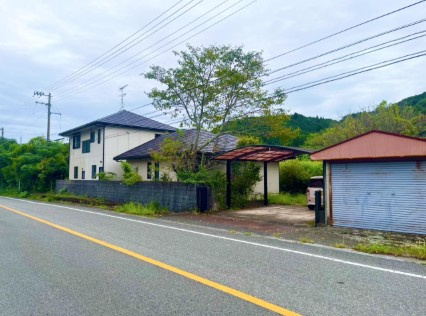 【農地＆離れ付き】香美市香北町韮生野　中古一戸建ての外観|前面道路も広く、お車の出し入れもスムーズ！