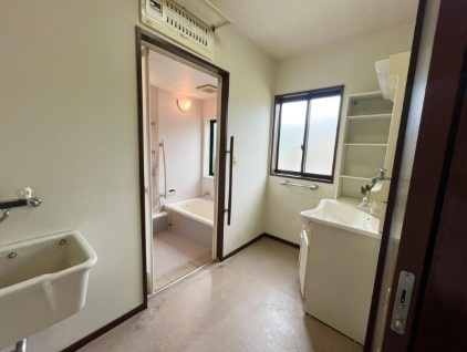 【農地＆離れ付き】香美市香北町韮生野　中古一戸建ての洗面所|家事動線に優れた、明るい洗面スペース☆