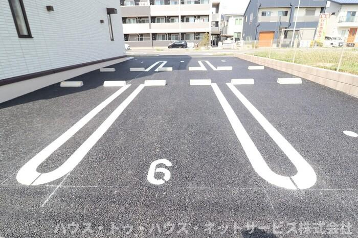 リヴィール　ソワⅢの駐車場