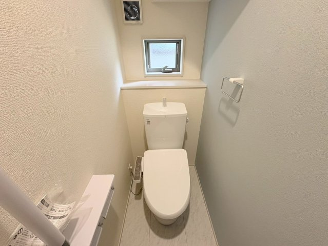 リーブルガーデン　岐阜市中川原第4　全3区画分譲のトイレ|超表面平滑加工とイオンパワーの「セフィオンテクト」加工で、汚れが付きにくく落ちやすい仕様で清潔です。
便器にフチがないので汚れが隠れて見えない部分がありません。お手入れがとってもラクラクです。