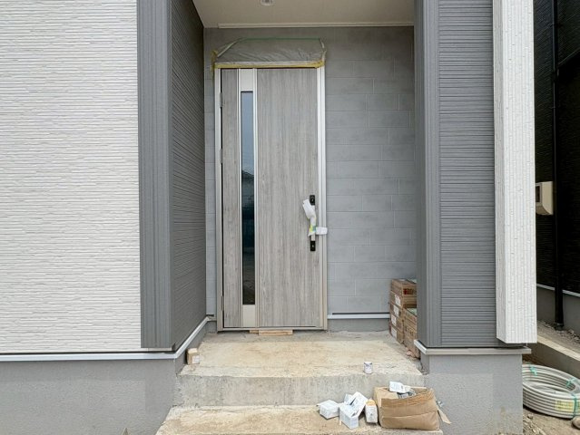 リーブルガーデン　岐阜市中川原第4　全3区画分譲の玄関|【ピッキング防止機能付き玄関ドア錠】玄関ドアの鍵は上下に２つあり、内側の下段は脱着サムターンキー。
鍵を不正に開錠されても、もう１つの鍵でピッキングを防ぎます。防犯性の高い仕様になっています。
