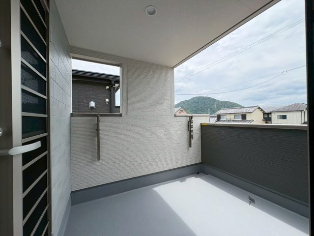 リーブルガーデン　岐阜市中川原第4　全3区画分譲のバルコニー|バルコニーは南向きで洗濯物もよく乾きます！強度と表面積硬度を持つFPRで防水しています。
