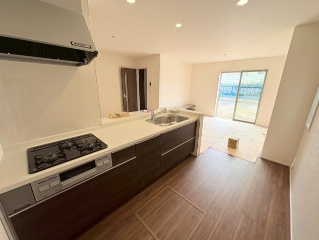 リーブルガーデン　岐阜市中川原第4　全3区画分譲の居間・リビング|明るい日差しをふんだんに取り込んだリビングダイニングは家族の笑顔につつまれた素敵な空間になります。
一建設の家は精度が高く丈夫な工法を採用し、「住宅トップランナー基準」に対応しています。