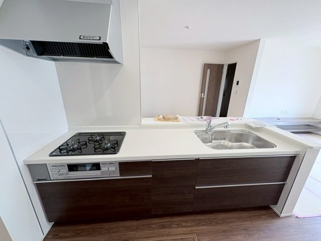 リーブルガーデン　岐阜市中川原第4　全3区画分譲のキッチン|機能的で手入れがしやすいシステムキッチンでお掃除も楽々。蛇口は浄水器内蔵型で節湯CI対応水栓です。　
人造大理石カウンターやキッチンパネルなど明るくきれいにお使いいただけます。