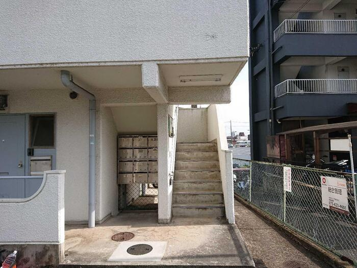 西浦マンションのエントランス