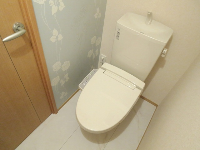 ステラカーサのトイレ|クロスがとてもおしゃれなトイレスペース♪