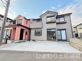 【外観】 | 厚木市下荻野 中古戸建て | 販売現地　外壁・屋根塗装済　東側・北側約4.5ｍ各公道　駐車並列2台（車種によります）