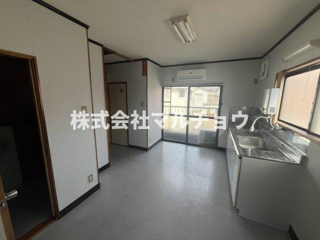 ビル槇山のキッチン|ゆったり過ごせる居間です