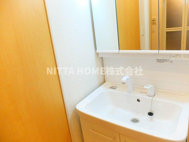フレーシュの洗面所|三面鏡付きの洗面台もあります＊