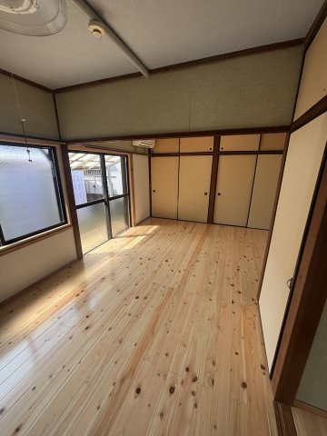 亀山公園近くリフォーム済み戸建ての居間・リビング|ゆったりとした居間です