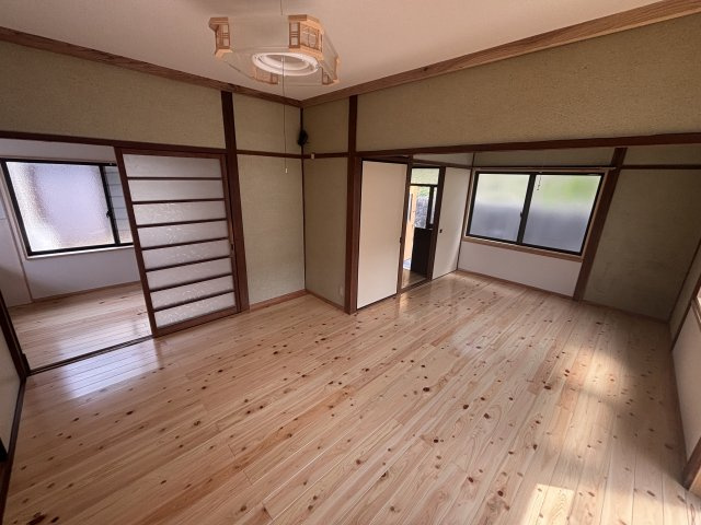 亀山公園近くリフォーム済み戸建ての居間・リビング|ゆったり過ごせる居間です