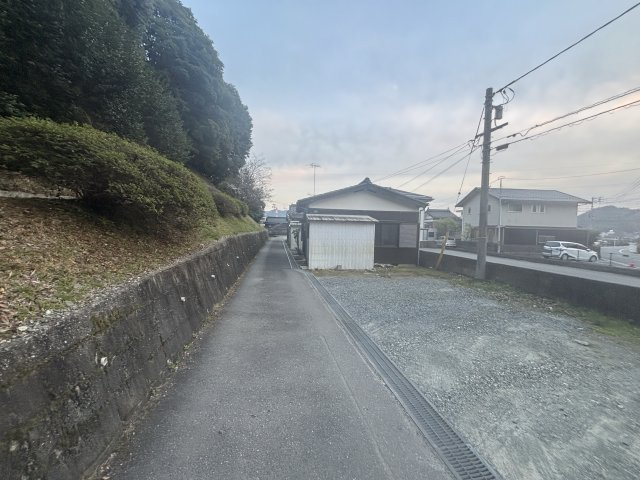 亀山公園近くリフォーム済み戸建ての駐車場|駐車場があるので、車を買う予定の方も安心です
