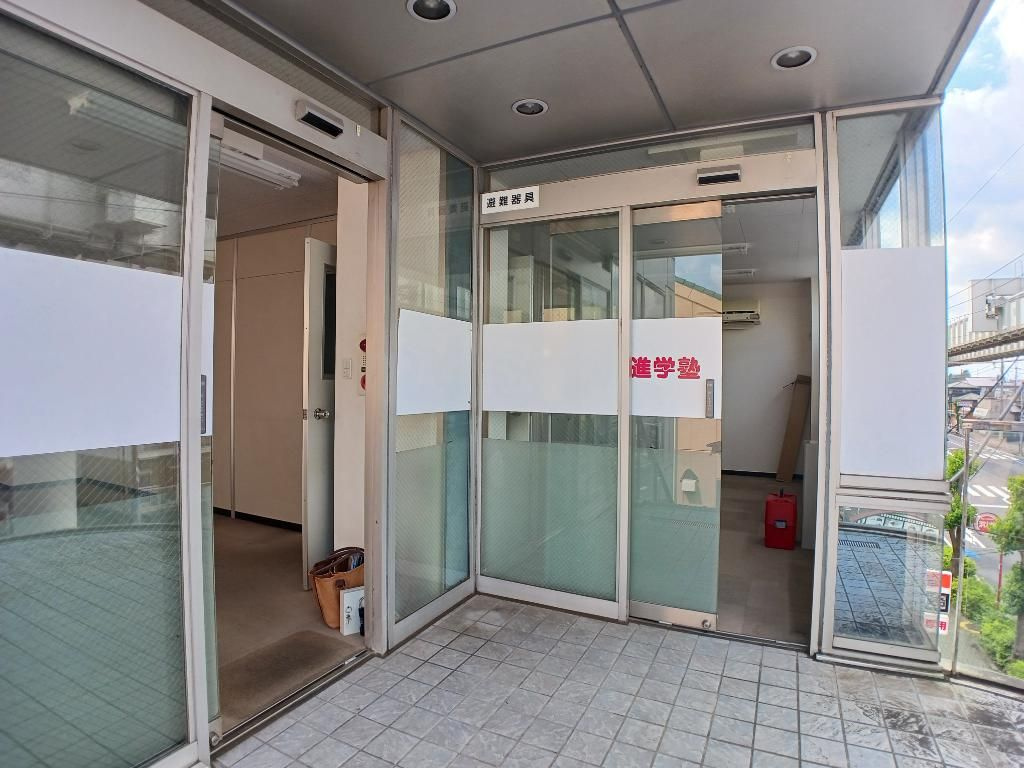 千葉市若葉区千城台西１丁目の店舗事務所のエントランス