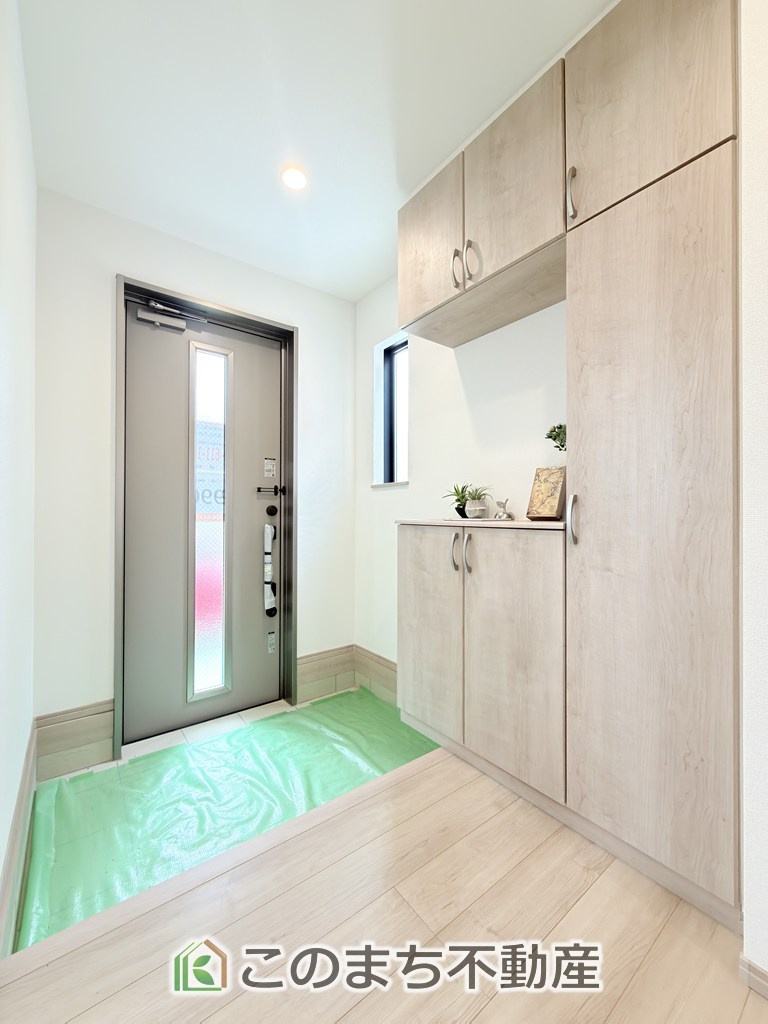 ハートフルタウン宇都宮市双葉2丁目438番の玄関|広々とした玄関スペース♪たくさんの靴を収納できる下駄箱もございます。