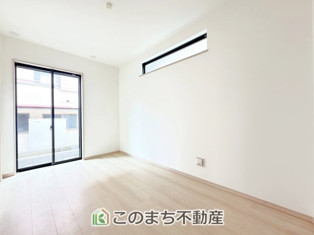 ハートフルタウン宇都宮市双葉2丁目438番の洋室|お子様のお昼寝にも便利な洋室です。大きな窓から暖かな日差しが差し込みます♪