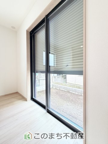 ハートフルタウン宇都宮市双葉2丁目438番のその他|防犯性と断熱性に優れたシャッター雨戸を備えており、台風時や長期不在時にも安心。室内からそのまま外へ出られる便利な動線も魅力です。
