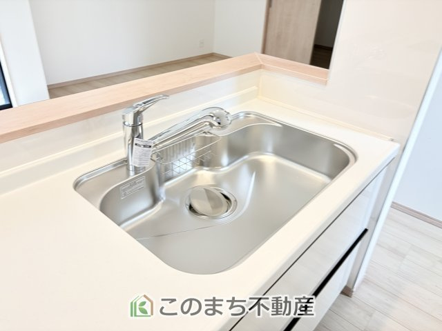ハートフルタウン宇都宮市双葉2丁目438番のキッチン|大きなシンク付きで、洗い物も楽々できます。
