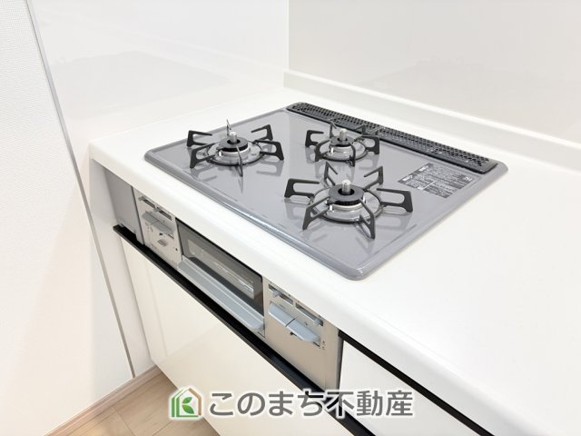 ハートフルタウン宇都宮市双葉2丁目438番のキッチン|三ツ口コンロ採用で、同時調理もスムーズ◎！お料理を並べられるカウンター付きで、配膳・片付けをサポート！リビングで過ごすご家族とコミュニケーションを楽しみながら作業可能です♪