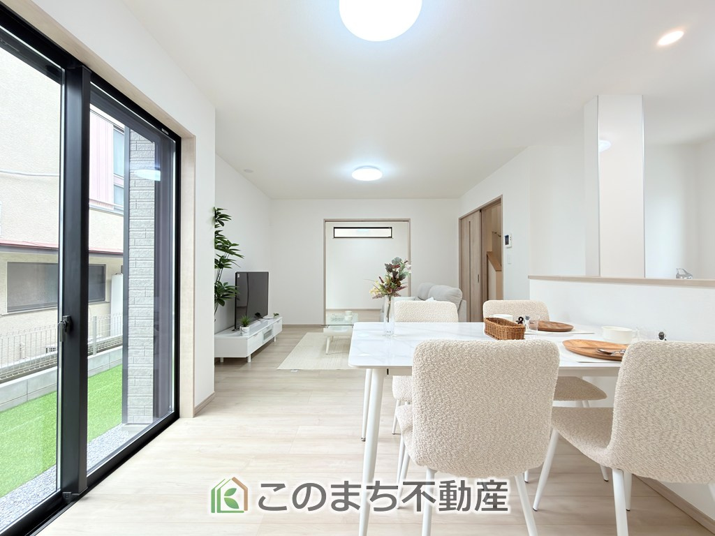 ハートフルタウン宇都宮市双葉2丁目438番の居間・リビング|南側から暖かな日差しが差し込みます♪キッチンからリビングの様子がよく見渡せます☆