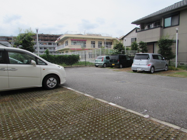 フローラル良元の駐車場