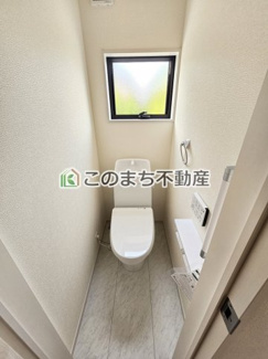 【トイレ】 |  LiveleGarden.S第2古河諸川　1号棟 | 同社施工物件写真。※建具やフローリング、その他仕様が異なる場合がございます。