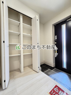 【玄関】 |  LiveleGarden.S第2古河諸川　1号棟 | 同社施工物件写真。※建具やフローリング、その他仕様が異なる場合がございます。