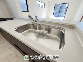 【キッチン】 |  LiveleGarden.S第2古河諸川　1号棟 | 同社施工物件写真。※建具やフローリング、その他仕様が異なる場合がございます。