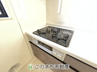 【キッチン】 |  LiveleGarden.S第2古河諸川　1号棟 | 同社施工物件写真。※建具やフローリング、その他仕様が異なる場合がございます。