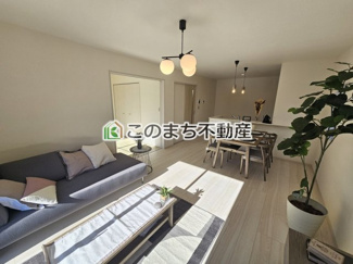 【居間・リビング】 |  LiveleGarden.S第2古河諸川　1号棟 | 同社施工物件写真。※建具やフローリング、その他仕様が異なる場合がございます。