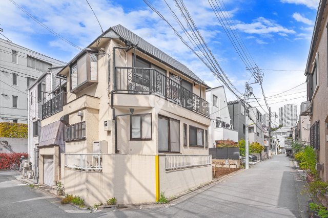 【外観】 | 東五反田＿JR山手線を含む２線３駅利用可能な東南角地　建築条件はございません | 現地（2026年3月）撮影 対象地は建物と隣の更地です。生成AIは、こちらの写真を加工しました。