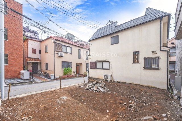 【外観】 | 東五反田＿JR山手線を含む２線３駅利用可能な東南角地　建築条件はございません | 対象地は古屋と更地全てです。