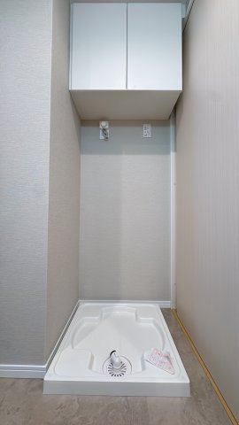 【ランドリースペース】 | アルファライフ博多☆仲介手数料無料☆ | 室内洗濯機置き場を完備。防水パン付きで万が一の漏水にも配慮されています。キッチンや洗面室からの動線も良く、効率よく家事をこなせる設計が魅力です。