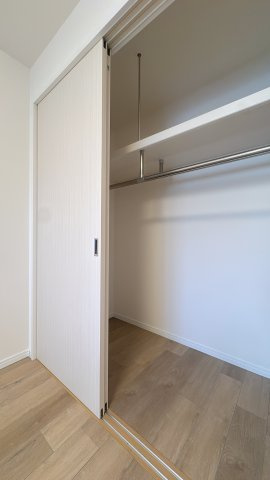 【収納】 | アルファライフ博多☆仲介手数料無料☆ | 季節物や大きな荷物もスマートに片付く大容量の収納スペース。お部屋の中に余計なものを置かずに済むため、インテリアの幅も広がります。「仕舞う」が楽しくなる充実の設計です。